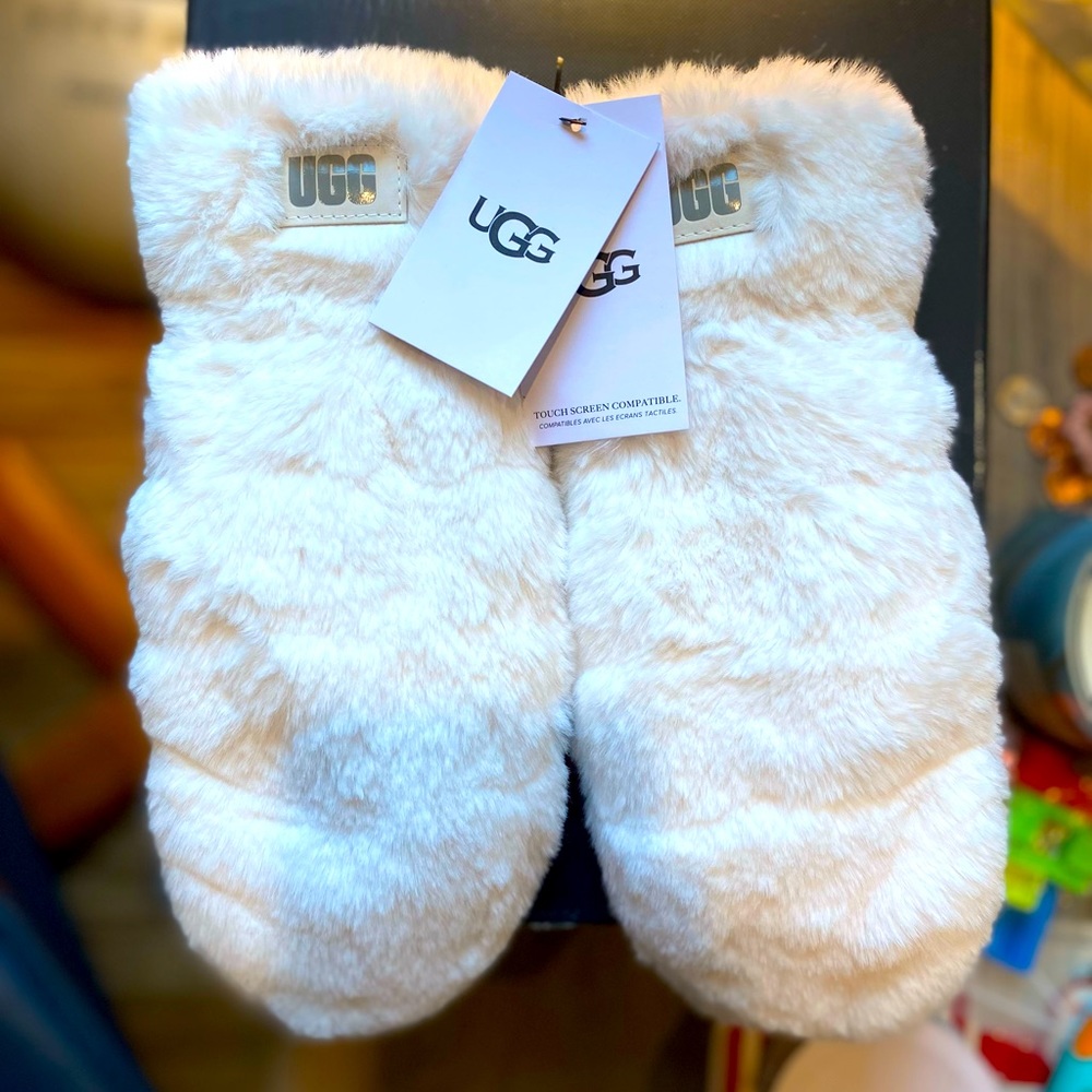BNWT* UGG FAUX FUR SOLD OUT MITTENS